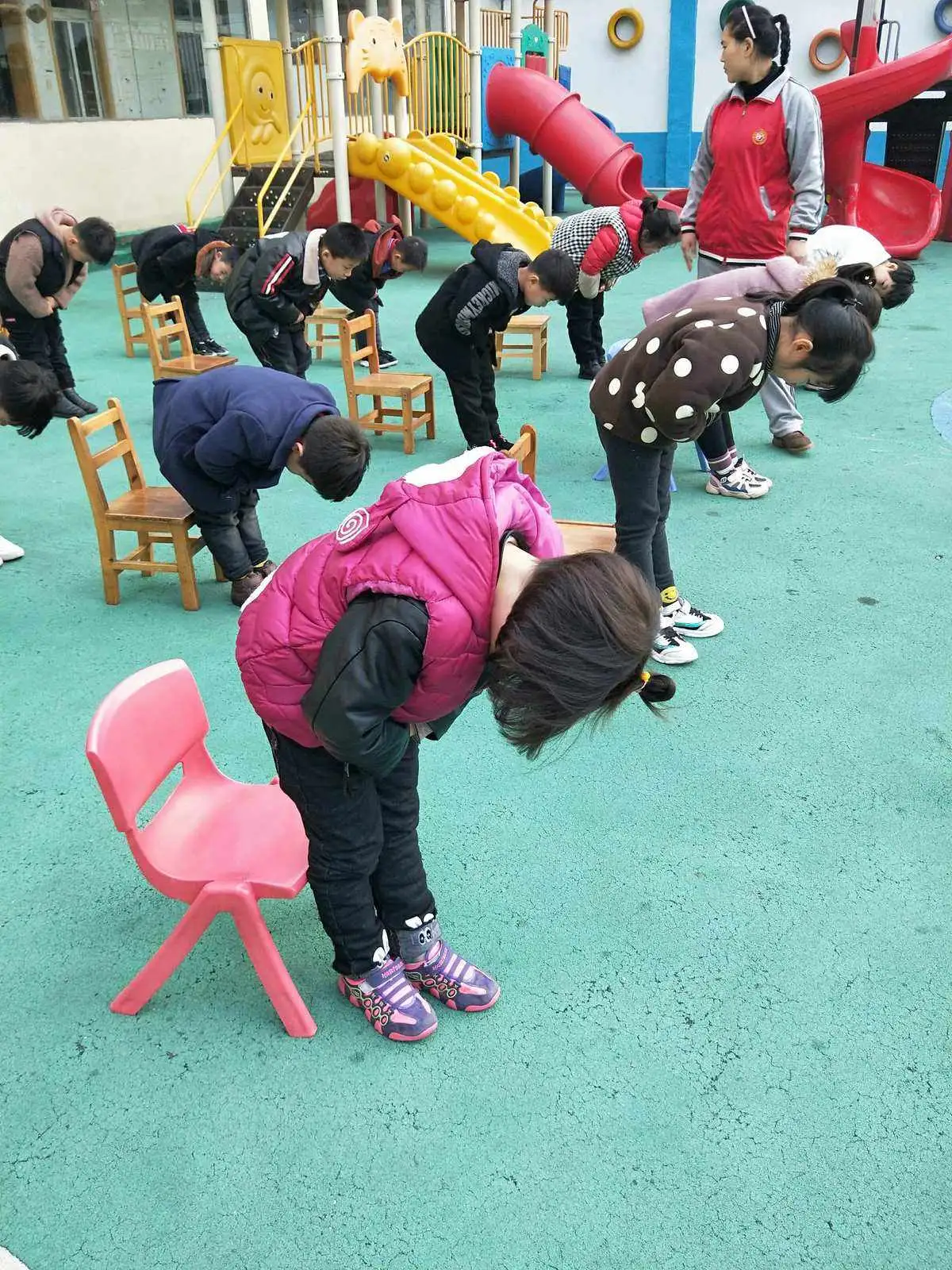 宝宝上幼儿园边哭边鞠躬(宝宝上幼儿园边哭边鞠躬好吗)