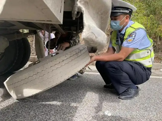 货车爆胎侧翻司机因猫丢了大哭(货车侧翻司机被困好心人出手相救)