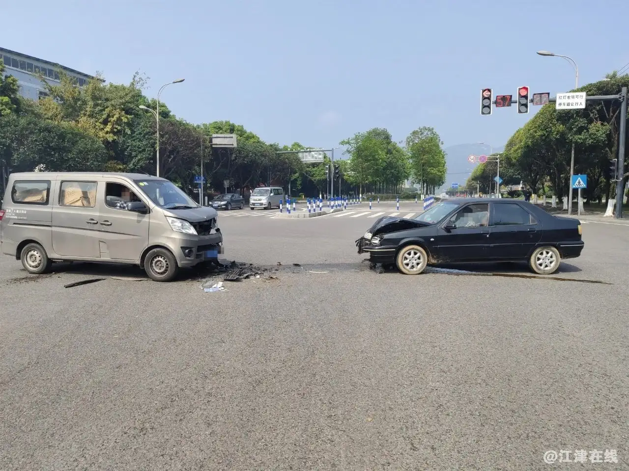 两车对撞(两车对撞碰撞测试)